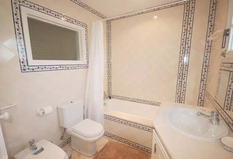 Charming 3 Bed Villa With Pool In Olhos De Agua