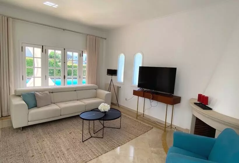 Charming 3 Bed Villa With Pool In Olhos De Agua