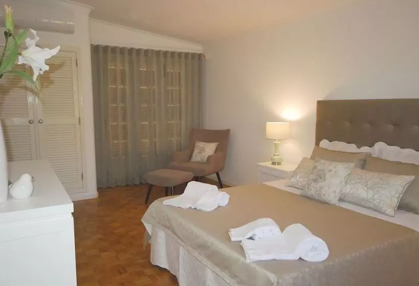 Charming 3 Bed Villa With Pool In Olhos De Agua