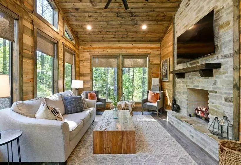Vacana Top Rated Cuddle Couples Cabin, Hottub, Firepit, Pet Friendly, Secluded