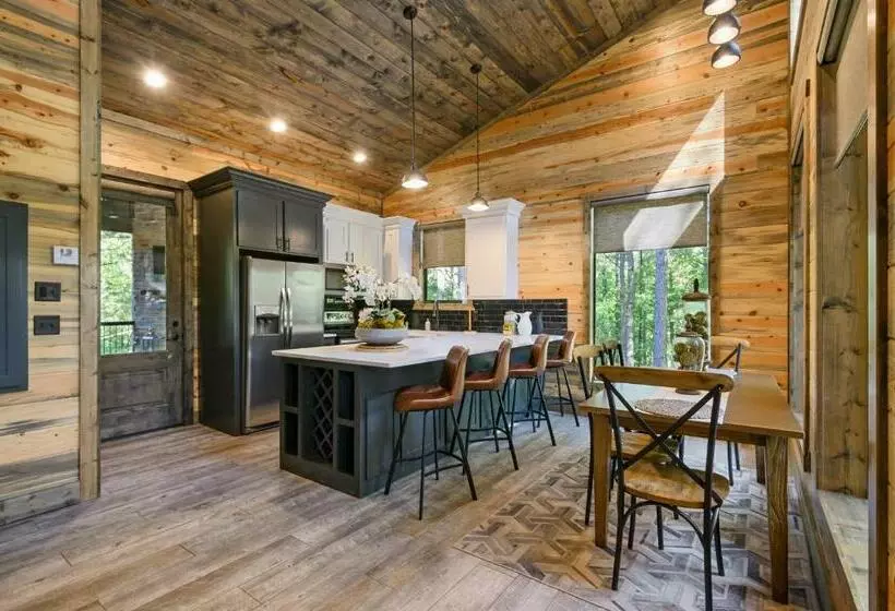 Vacana Top Rated Cuddle Couples Cabin, Hottub, Firepit, Pet Friendly, Secluded
