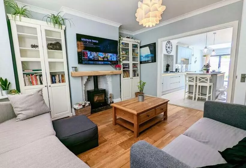 Beautiful 4 Bed Portsmouth Home Bright & Modern With Garden & Free Parking & Spa Bath & Fully Equipe