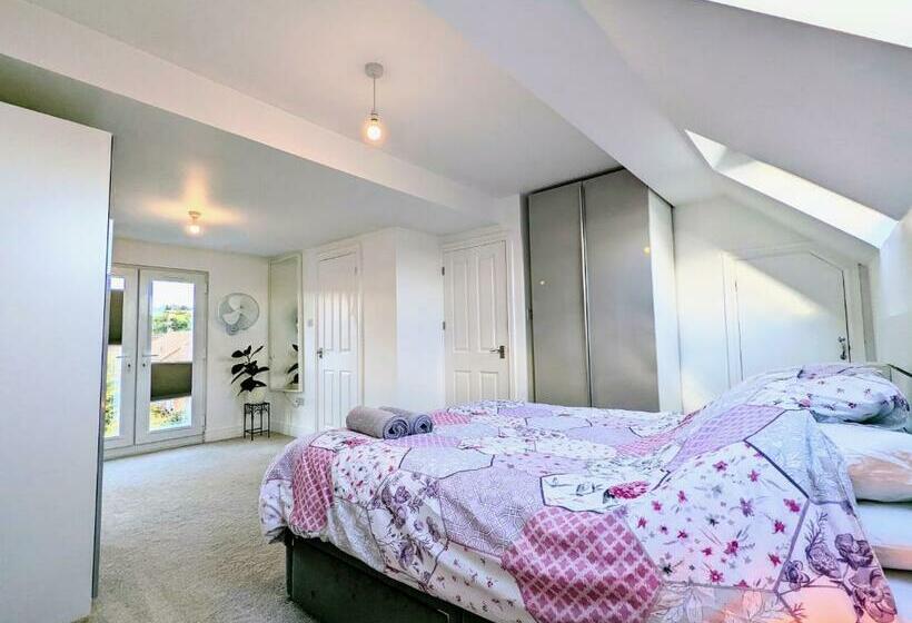 Beautiful 4 Bed Portsmouth Home Bright & Modern With Garden & Free Parking & Spa Bath & Fully Equipe