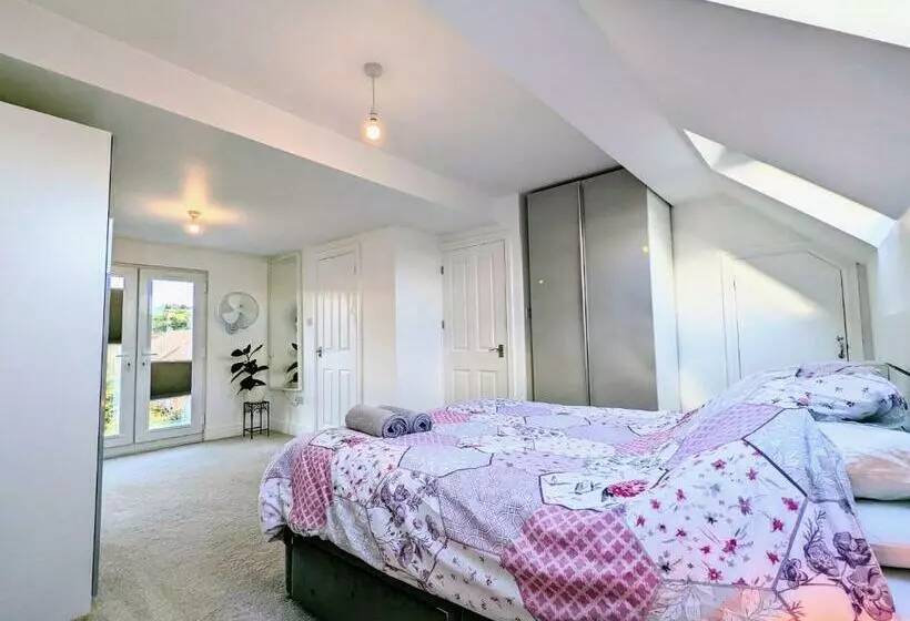 Beautiful 4 Bed Portsmouth Home Bright & Modern With Garden & Free Parking & Spa Bath & Fully Equipe