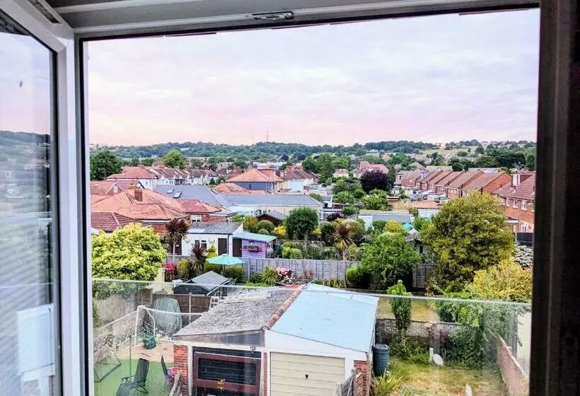 Beautiful 4 Bed Portsmouth Home Bright & Modern With Garden & Free Parking & Spa Bath & Fully Equipe