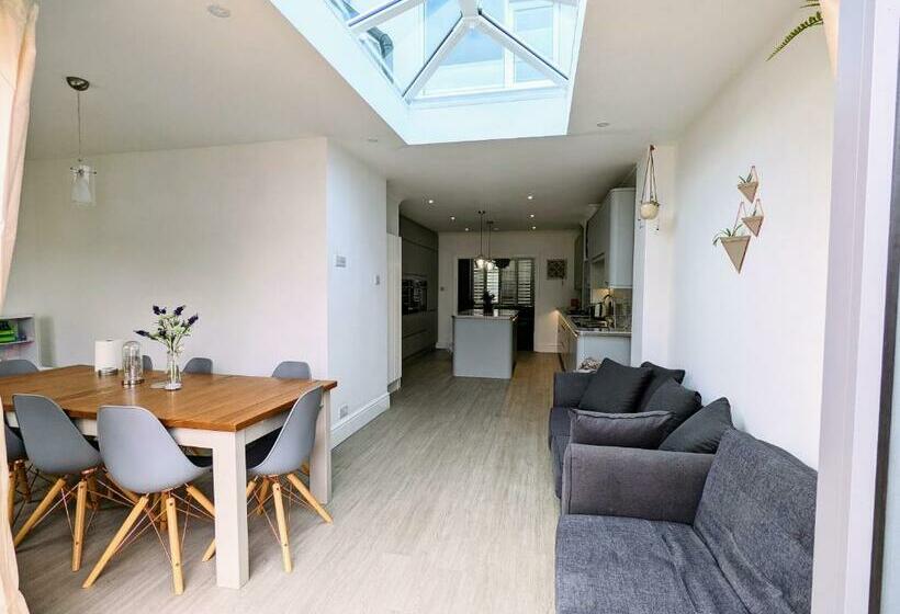 Beautiful 4 Bed Portsmouth Home Bright & Modern With Garden & Free Parking & Spa Bath & Fully Equipe