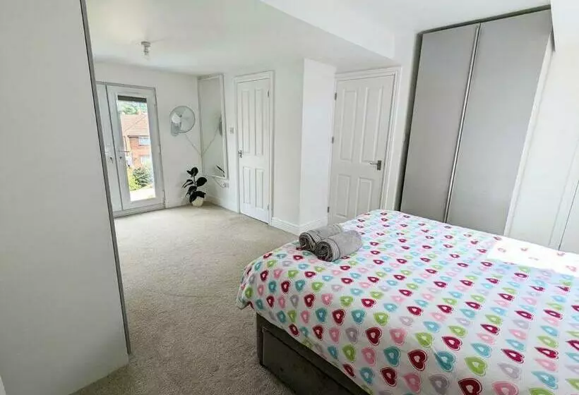 Beautiful 4 Bed Portsmouth Home Bright & Modern With Garden & Free Parking & Spa Bath & Fully Equipe