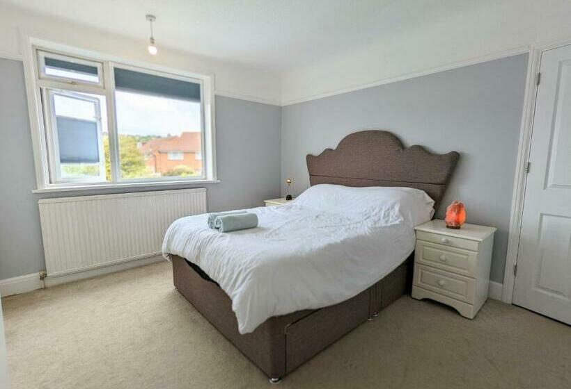 Beautiful 4 Bed Portsmouth Home Bright & Modern With Garden & Free Parking & Spa Bath & Fully Equipe