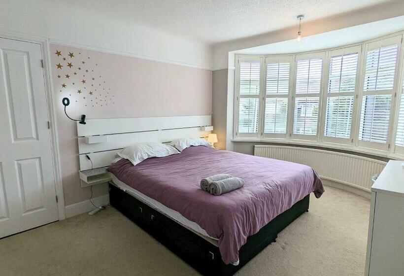 Beautiful 4 Bed Portsmouth Home Bright & Modern With Garden & Free Parking & Spa Bath & Fully Equipe