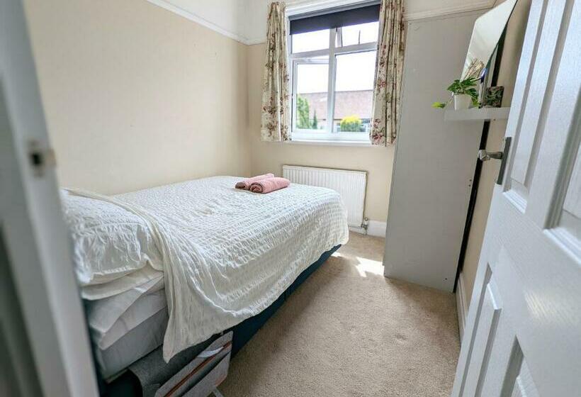 Beautiful 4 Bed Portsmouth Home Bright & Modern With Garden & Free Parking & Spa Bath & Fully Equipe