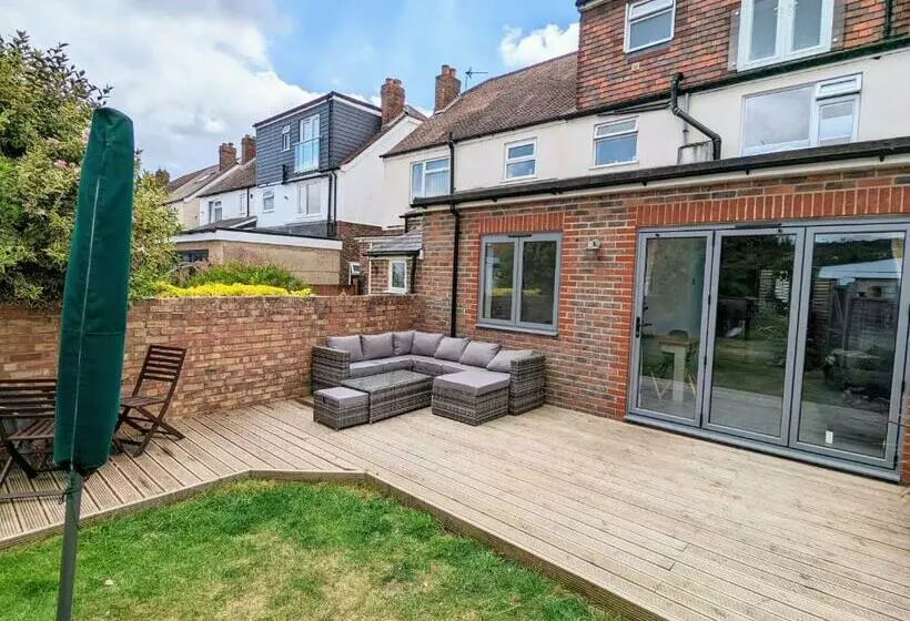 Beautiful 4 Bed Portsmouth Home Bright & Modern With Garden & Free Parking & Spa Bath & Fully Equipe