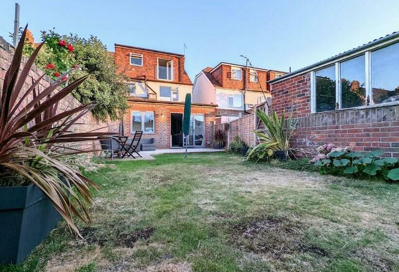 Beautiful 4 Bed Portsmouth Home Bright & Modern With Garden & Free Parking & Spa Bath & Fully Equipe