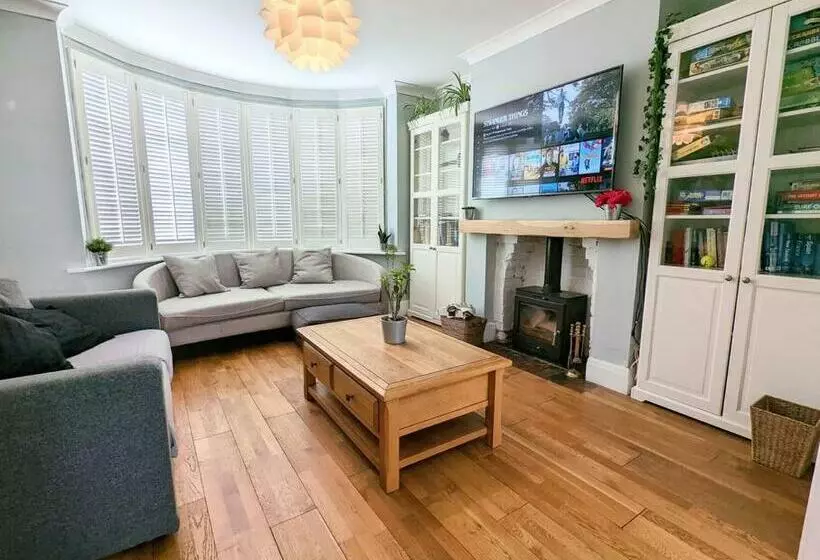 Beautiful 4 Bed Portsmouth Home Bright & Modern With Garden & Free Parking & Spa Bath & Fully Equipe