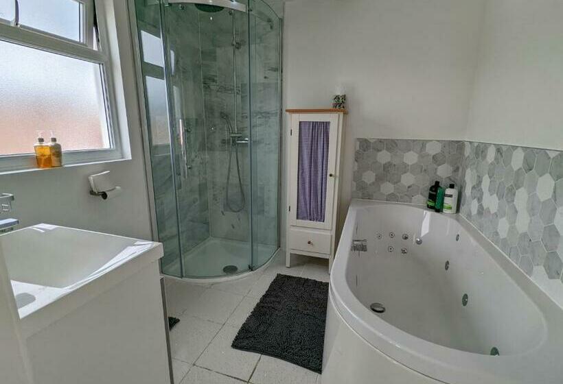 Beautiful 4 Bed Portsmouth Home Bright & Modern With Garden & Free Parking & Spa Bath & Fully Equipe