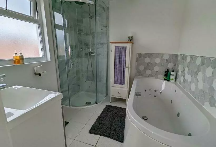 Beautiful 4 Bed Portsmouth Home Bright & Modern With Garden & Free Parking & Spa Bath & Fully Equipe