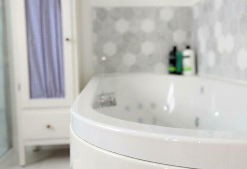 Beautiful 4 Bed Portsmouth Home Bright & Modern With Garden & Free Parking & Spa Bath & Fully Equipe