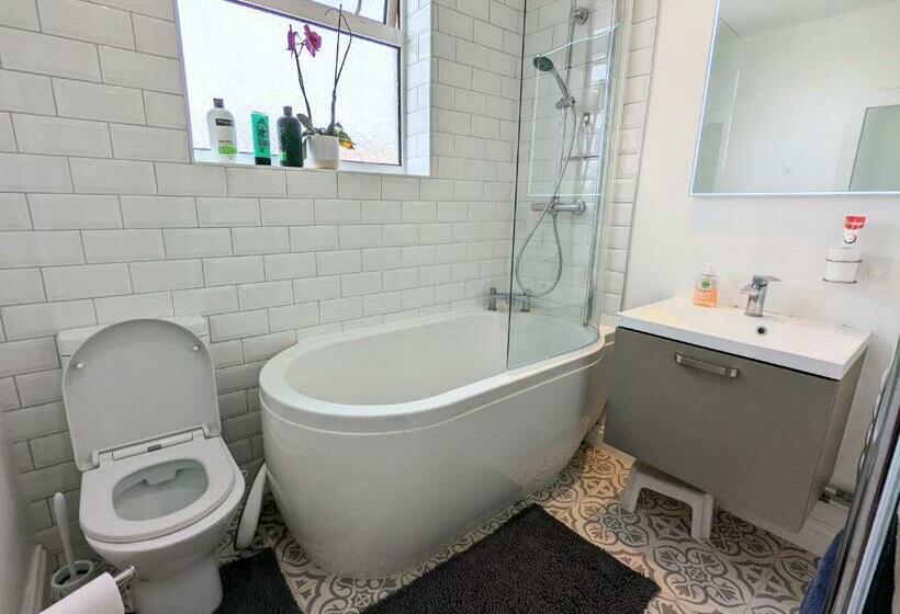 Beautiful 4 Bed Portsmouth Home Bright & Modern With Garden & Free Parking & Spa Bath & Fully Equipe