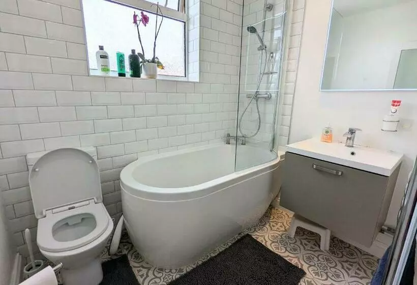 Beautiful 4 Bed Portsmouth Home Bright & Modern With Garden & Free Parking & Spa Bath & Fully Equipe