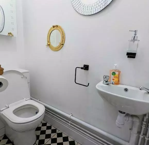 Beautiful 4 Bed Portsmouth Home Bright & Modern With Garden & Free Parking & Spa Bath & Fully Equipe