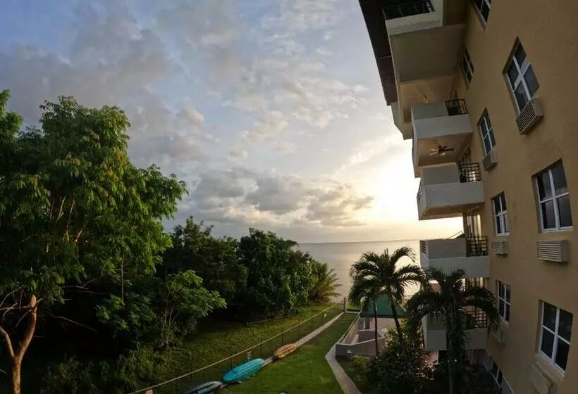 Beachfront Apartment In Joyuda With Pool And Basketball Court