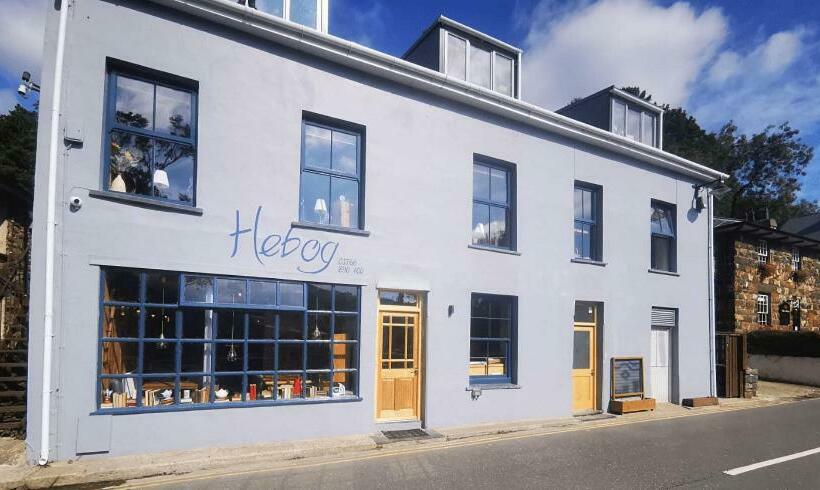 Llew Accommodation   The Townhouse