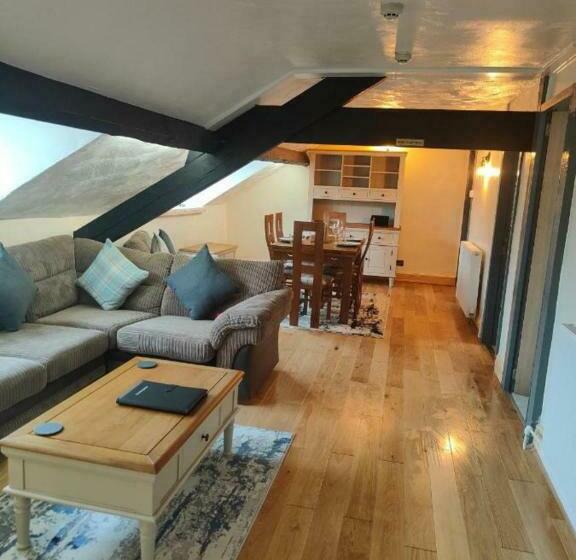 Llew Accommodation   The Townhouse