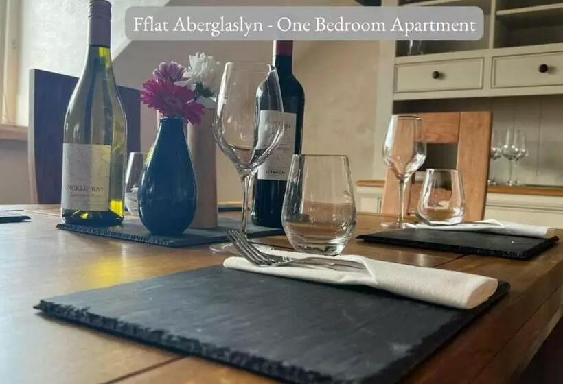 Llew Accommodation   The Townhouse