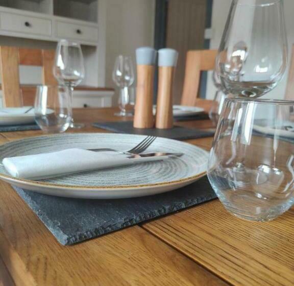 Llew Accommodation   The Townhouse