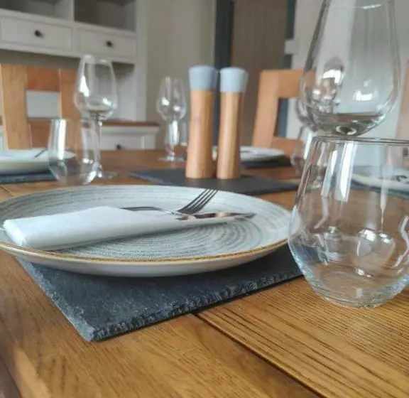 Llew Accommodation   The Townhouse