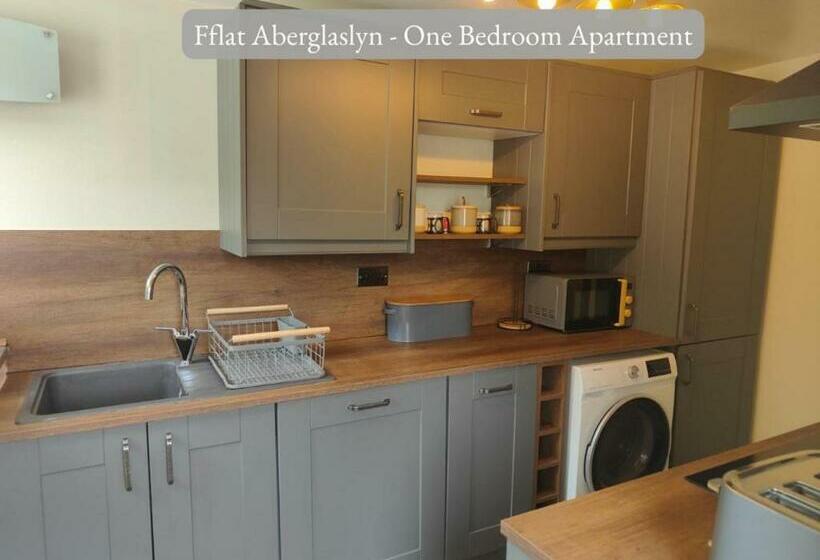 Llew Accommodation   The Townhouse