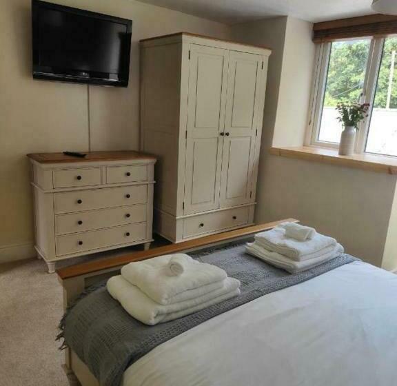 Llew Accommodation   The Townhouse