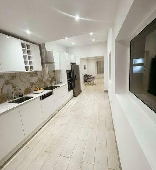 Luxury 4 Bed & 3 Bathrooms