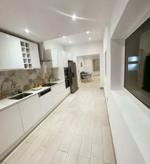 Luxury 4 Bed & 3 Bathrooms