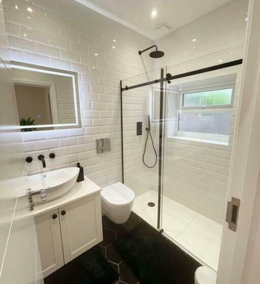 Luxury 4 Bed & 3 Bathrooms