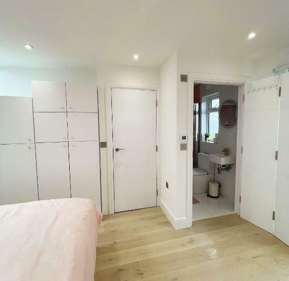 Luxury 4 Bed & 3 Bathrooms