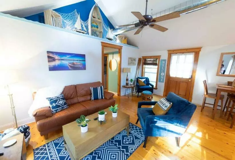 The Charming Glenn Cottage! Walk To Lake Michigan!