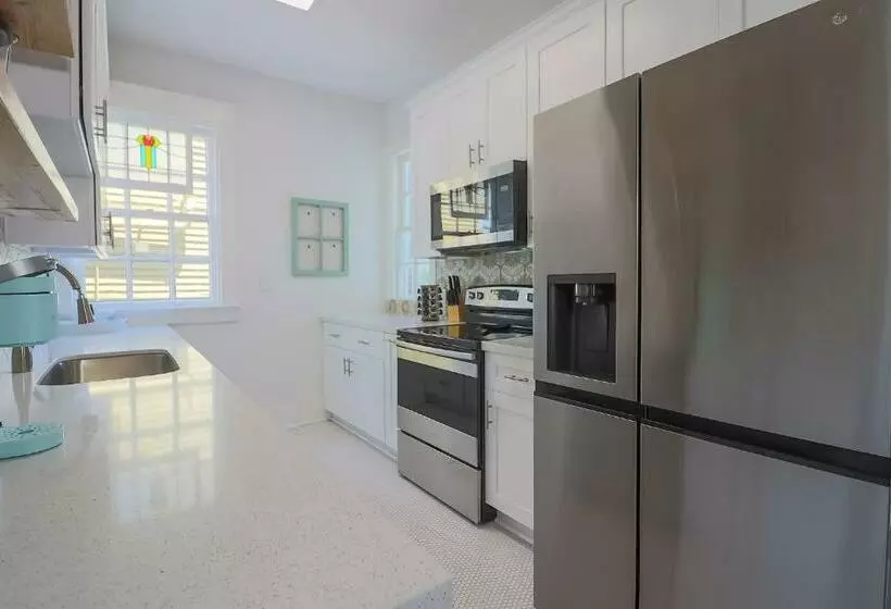 Stunning Historic Home 3 Mins To Beach 5 Mins To Strand