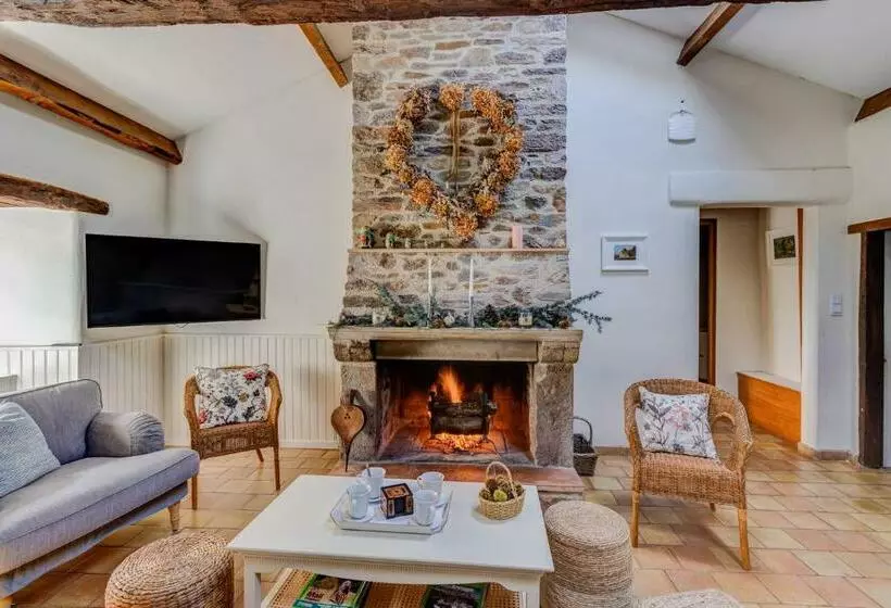 Les Juliannes   Gîte La Pierre Etoilée Piscine Jardin