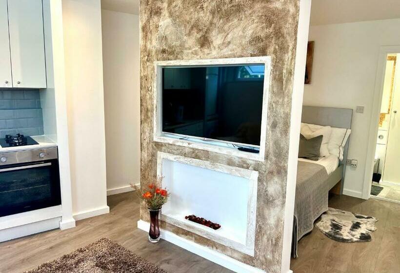 Modern Studio Apartment With Free Wifi