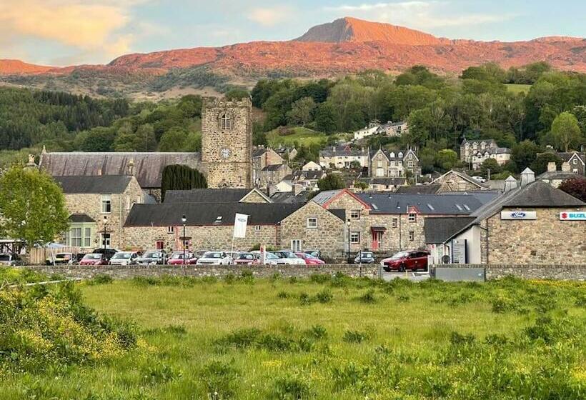 Character Townhouse In Town Centre & Superb Views