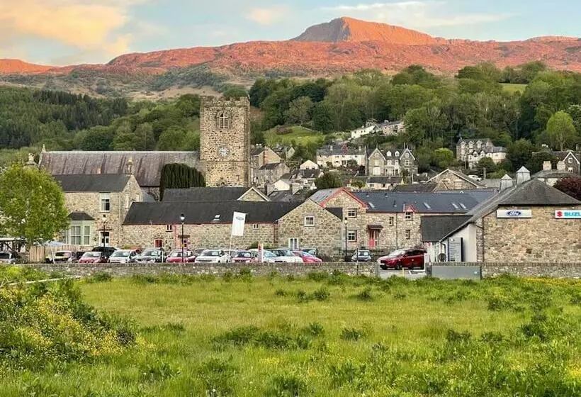 Character Townhouse In Town Centre & Superb Views