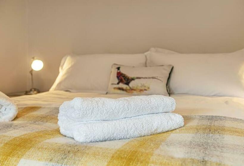 Character Townhouse In Town Centre & Superb Views