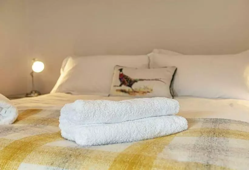 Character Townhouse In Town Centre & Superb Views