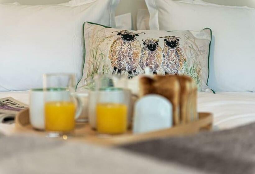 Character Townhouse In Town Centre & Superb Views