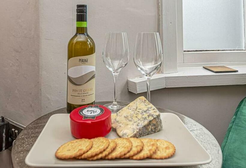 Character Townhouse In Town Centre & Superb Views