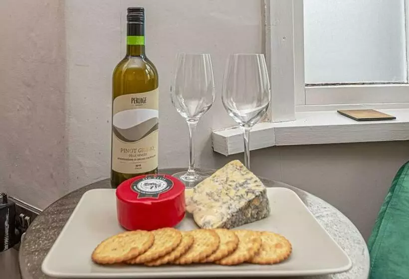 Character Townhouse In Town Centre & Superb Views