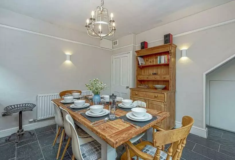 Character Townhouse In Town Centre & Superb Views