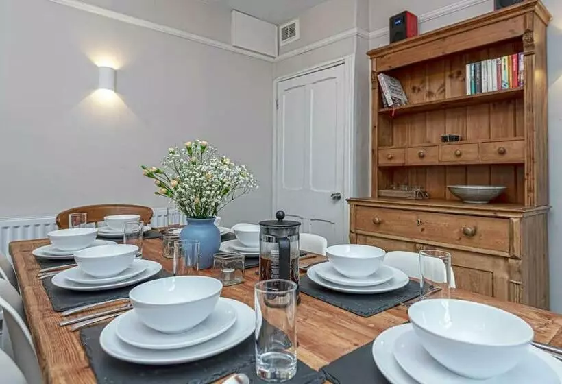 Character Townhouse In Town Centre & Superb Views