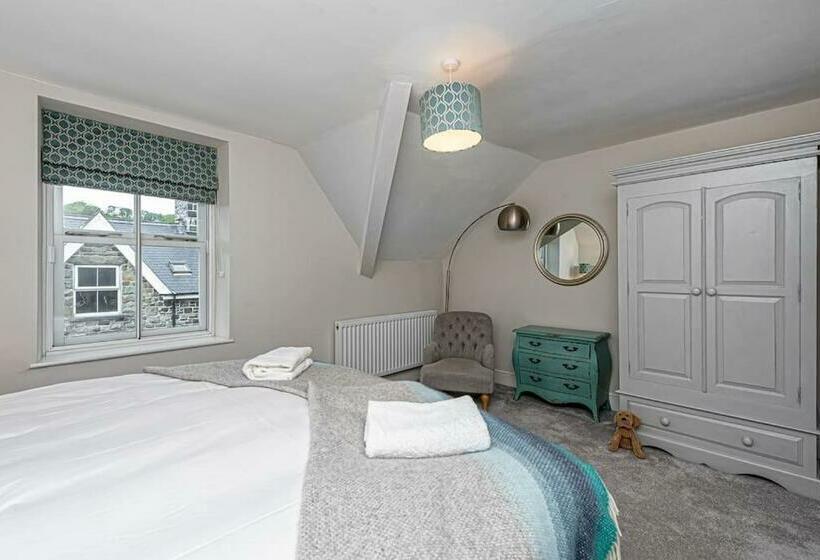 Character Townhouse In Town Centre & Superb Views