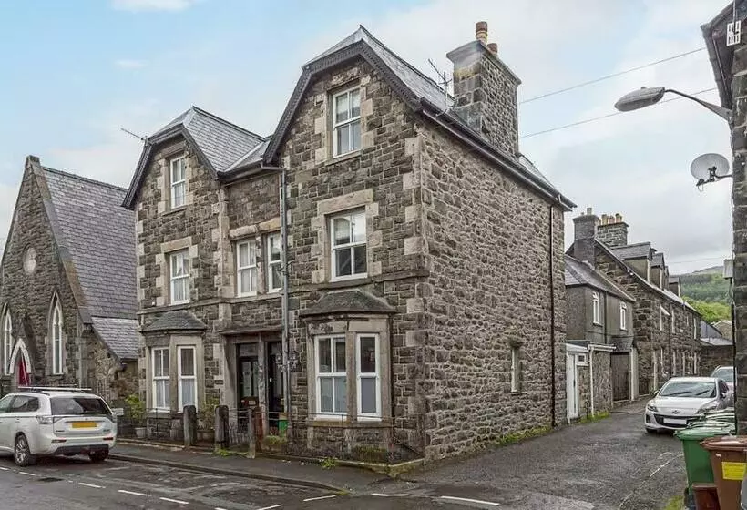 Character Townhouse In Town Centre & Superb Views